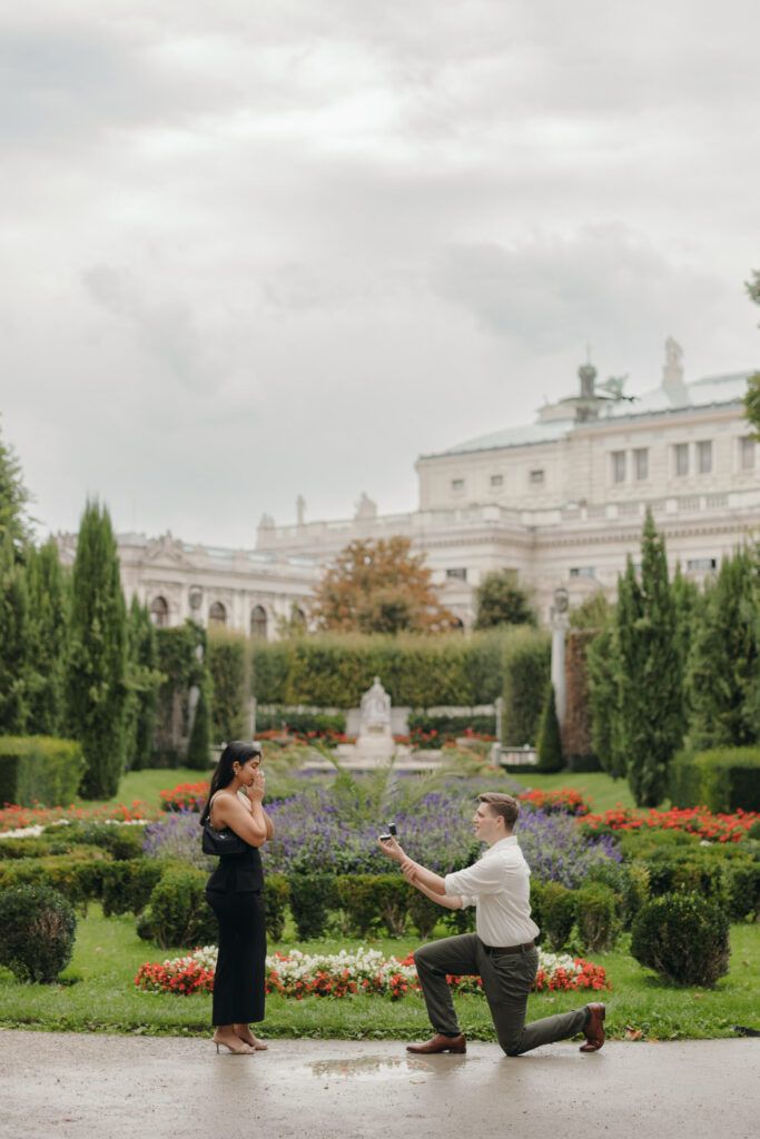 A man proposing in Volksgarten
